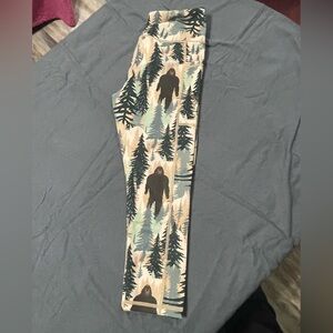CVG Bigfoot Print Capri Leggings XS